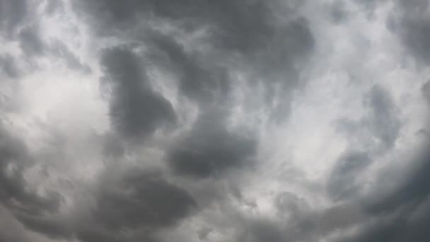 Time lapse belle nuvole grigie e bianche con cielo — Video Stock