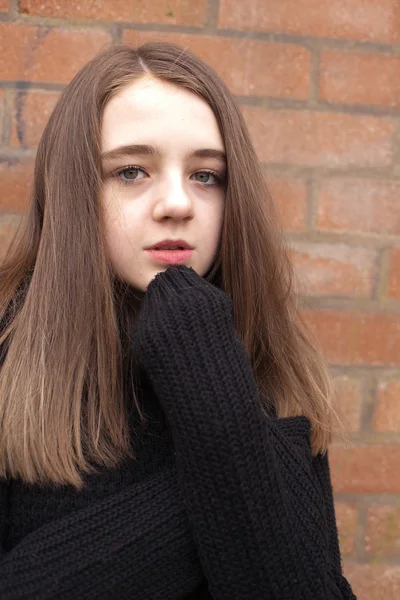 Красивая девушка-подросток обнимается в своем свитере — стоковое фото