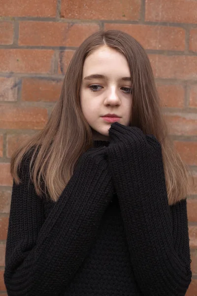 Красивая девушка-подросток обнимается в своем свитере — стоковое фото