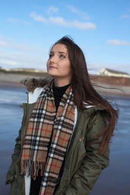 Güzel genç kadın yukarı arıyor 