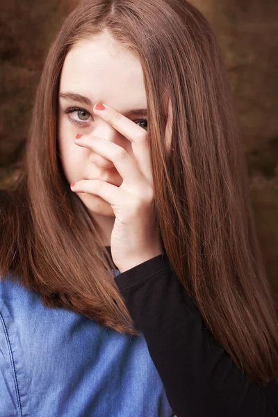 Piękna nastolatka przeglądając jej palce — Zdjęcie stockowe