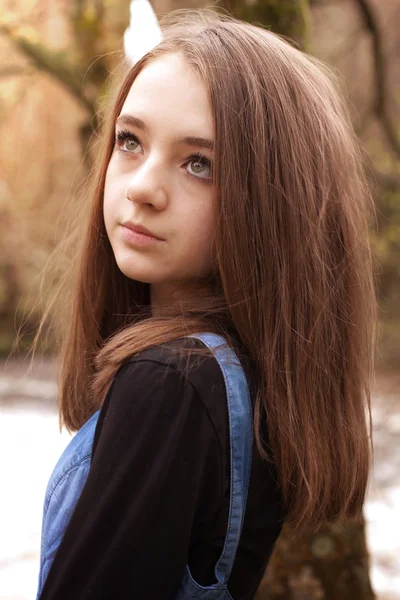 Kaunis teini-ikäinen tyttö katselee ylöspäin ulkona — kuvapankkivalokuva