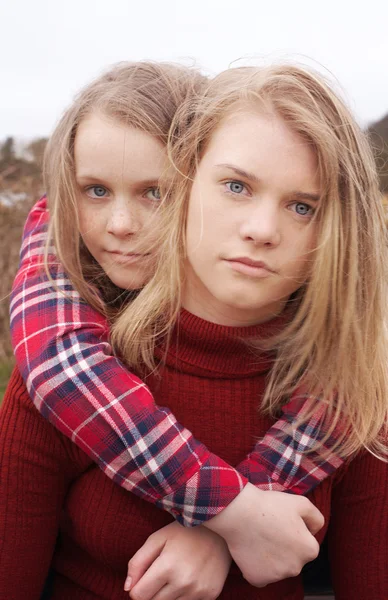 Duas meninas abraçando — Fotografia de Stock