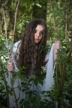 Şubeler arıyorum uzun beyaz bir elbise giyen güzel kadın