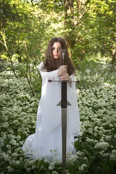 美丽女人穿着长长的白色的衣服，握着中世纪剑 — 图库照片
