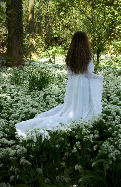 Parte posterior de una mujer joven con un vestido blanco largo — Foto de Stock