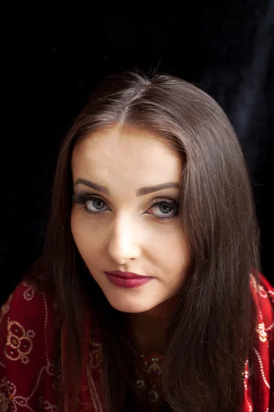 Retrato de una hermosa mujer india con un sari rojo — Foto de Stock