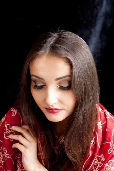 Retrato de uma bela mulher indiana vestindo um sari vermelho — Fotografia de Stock