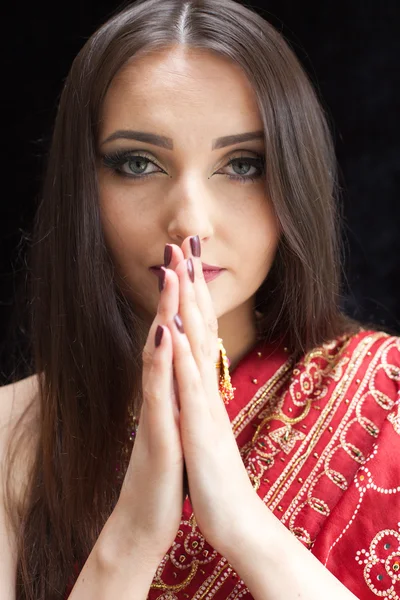 Όμορφη ινδική γυναίκα με μπλε μάτια που προσεύχεται — Φωτογραφία Αρχείου