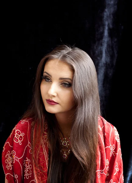 Piękny Indian kobieta o niebieskich oczach — Zdjęcie stockowe