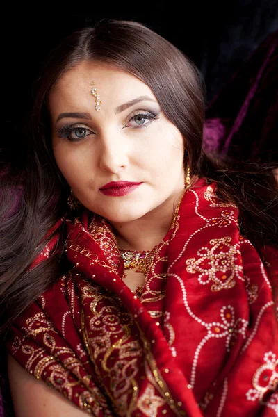 Красива індійська жінка з блакитними очима — стокове фото