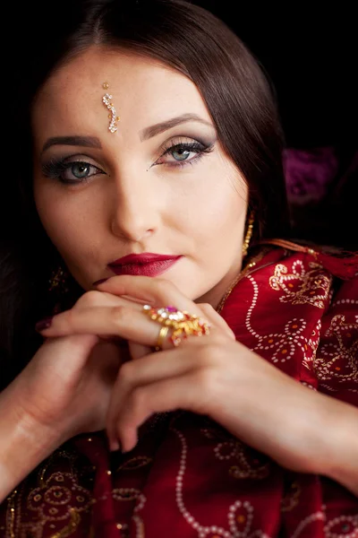 Belle femme indienne aux yeux bleus — Photo