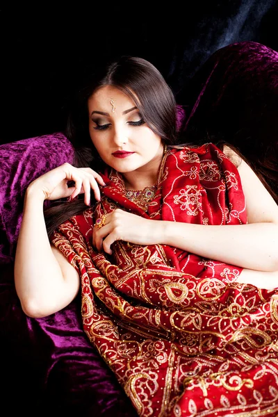Gyönyörű indiai nő alszik — Stock Fotó