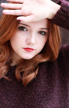 Kırmızı başlı kız