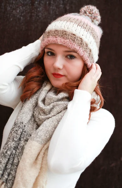Bella ragazza con la testa rossa che indossa cappello e sciarpa pom — Foto Stock