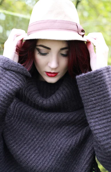 A beautiful woman holding on to her hat — Stock Photo, Image