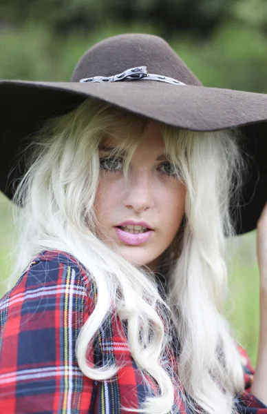 Mujer sexy con pelo largo y rubio con sombrero —  Fotos de Stock