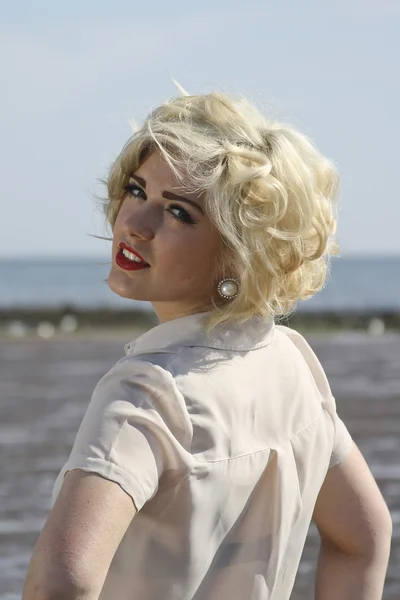Fantastisk blond haired tonårig flicka på stranden — Stockfoto