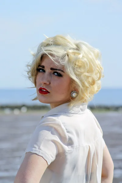 Nádherné blond vlasy dospívající dívka na pláži — Stock fotografie