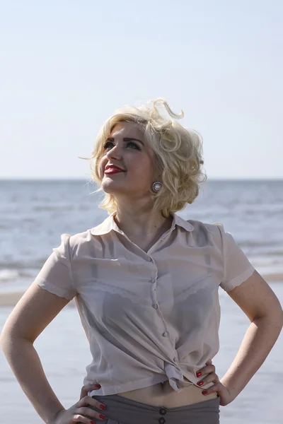 Prachtige blond haired tiener meisje op het strand — Stockfoto