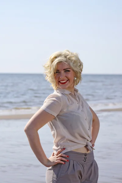 Prachtige blond haired tiener meisje op het strand — Stockfoto