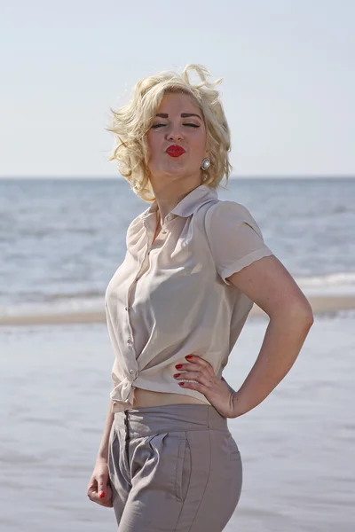 Splendida ragazza dai capelli biondi adolescente in spiaggia — Foto Stock