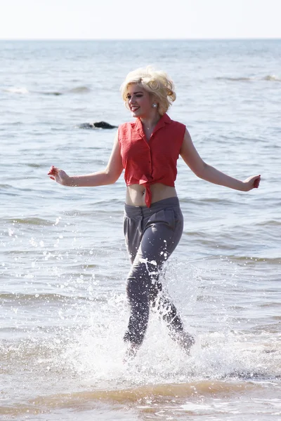 Bionda dai capelli giovane donna in spiaggia — Foto Stock