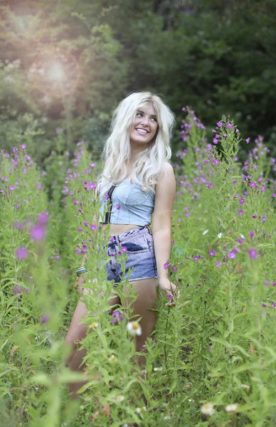 Krásná mladá žena ve vysoké trávě — Stock fotografie