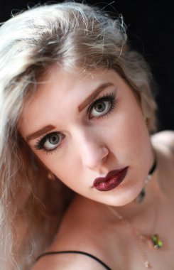 güzel sarışın genç kadın