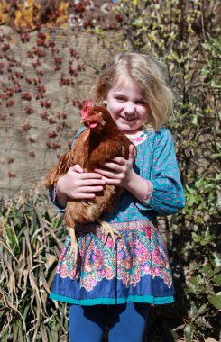 Pretty genç kız ve tavuk