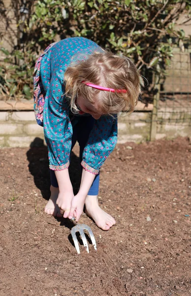 Pretty young girl digging — Stock Photo, Image