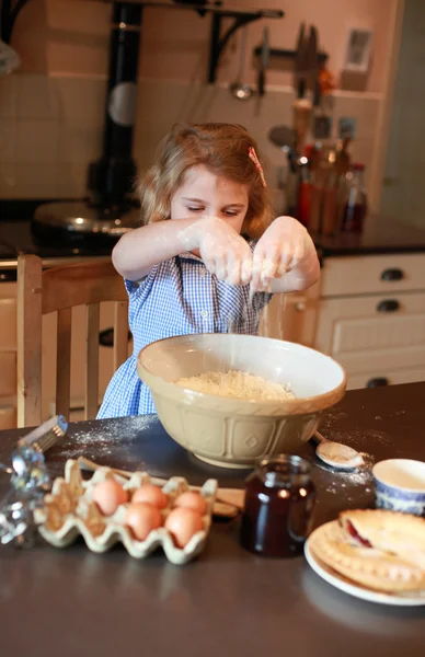 Barn bakning — Stockfoto