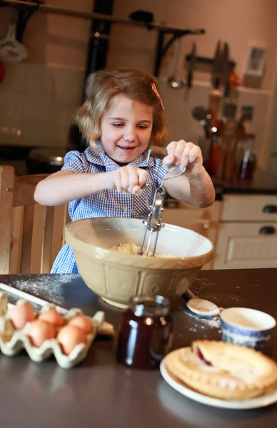 Barn bakning — Stockfoto