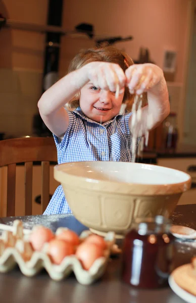 Mooi klein meisje bakken — Stockfoto