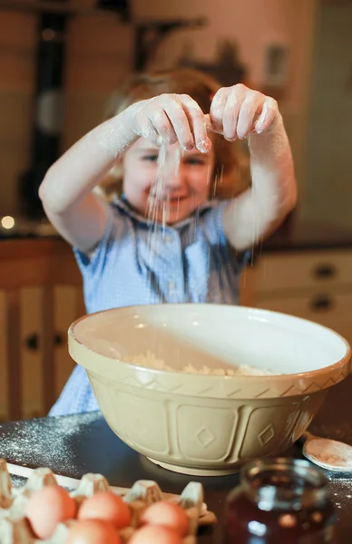 Bella bambina cottura — Foto Stock