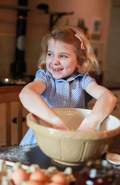 Söt liten tjej bakning — Stockfoto