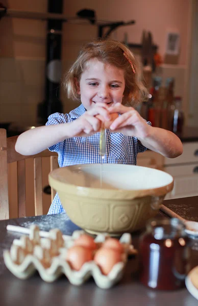 Söt liten tjej bakning — Stockfoto