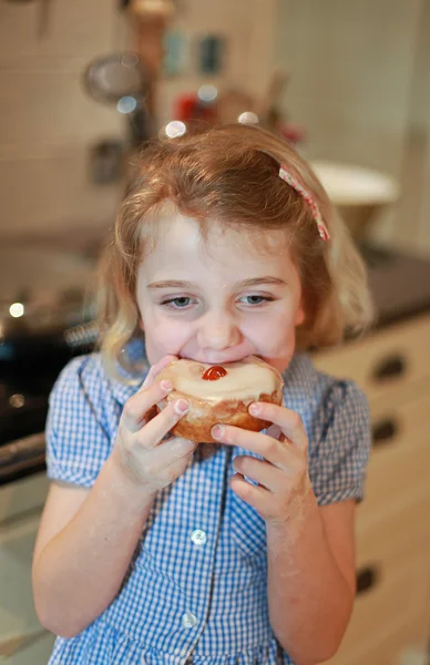 Pretty child eating a cake — Stockfoto