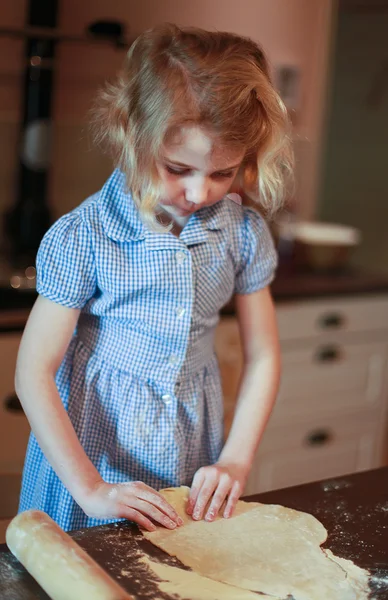 Young pretty girl making pastry — Stockfoto