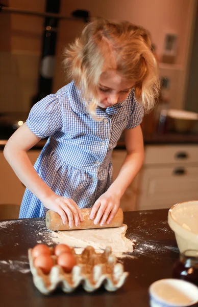 Liten flicka bakning — Stockfoto