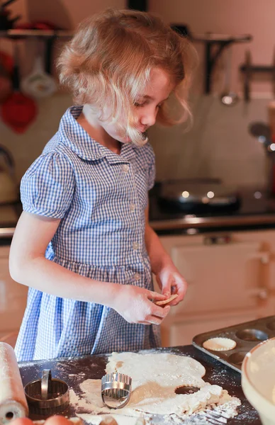Söt liten tjej bakning — Stockfoto