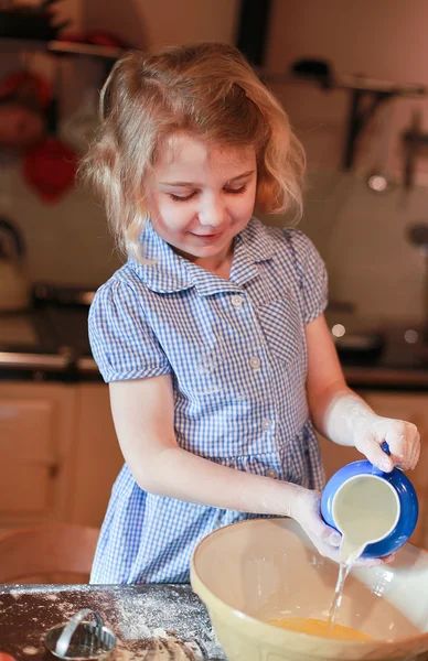 Hezká holčička pečení — Stock fotografie