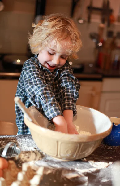 Jongen die is mengen bloem — Stockfoto