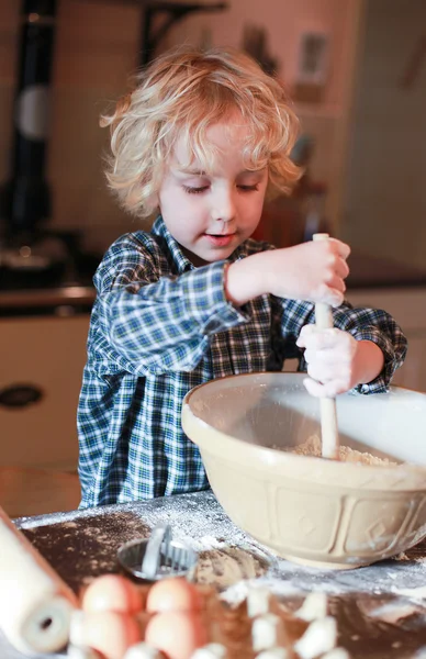 Liten pojke Blanda mjöl i en skål — Stockfoto