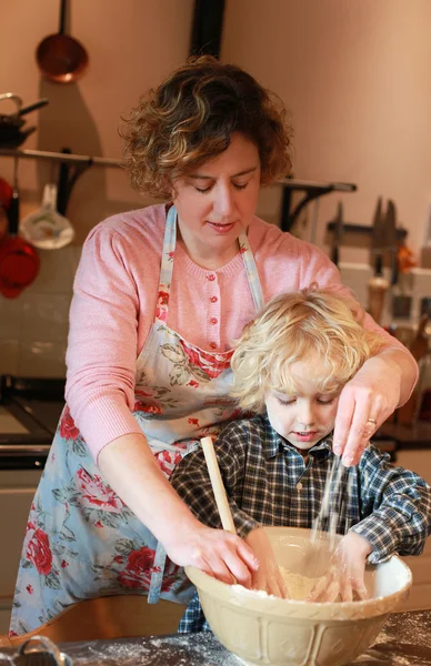 Cucinare con la mamma — Foto Stock