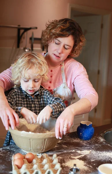 Madre e figlio cottura — Foto Stock