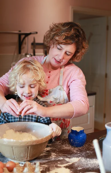 Mor och son bakning — Stockfoto