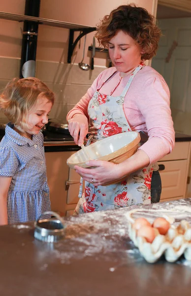 Moeder en dochter bakken — Stockfoto