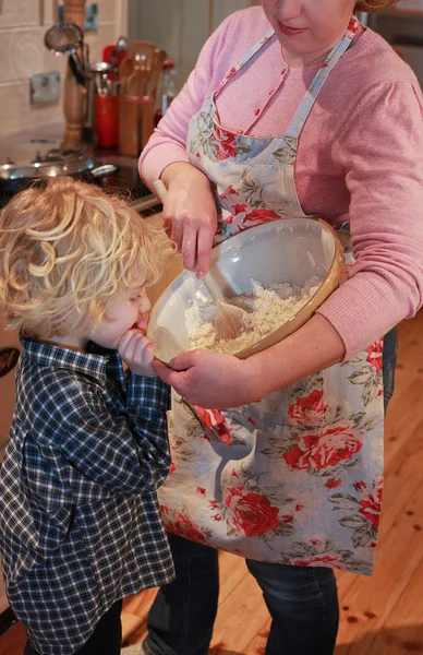 Moeder en zoon bakken — Stockfoto