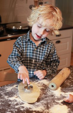 küçük çocuk out pasta kesme